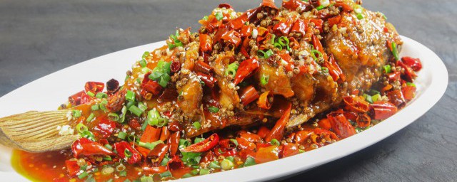 家常鲫鱼的做法步骤(鲫鱼家常做法简单方便)