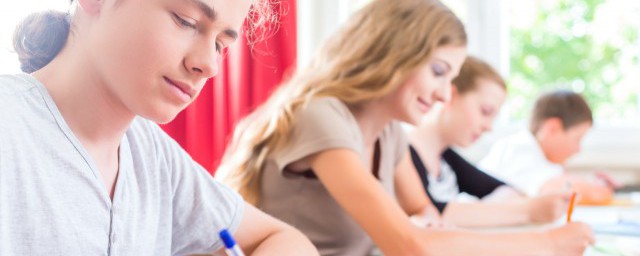 笃行不怠的意思是什么(行远自迩笃行不怠是什么意思)