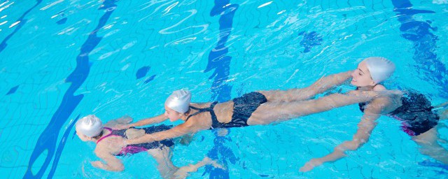 怎么戴泳帽(女生短发怎么戴泳帽)