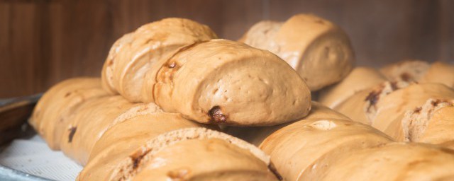 馒头发霉了去掉皮还能不能吃(馒头有霉点了去掉皮还能吃吗)