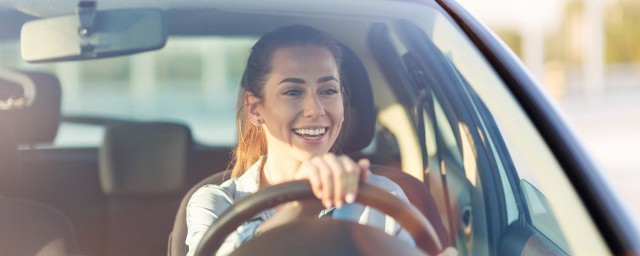 直行通过路口用哪种灯(直行通过有信号灯的路口打什么灯)