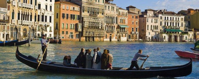 威尼斯的小艇的主要内容(五年级下册威尼斯的小艇的主要内容)