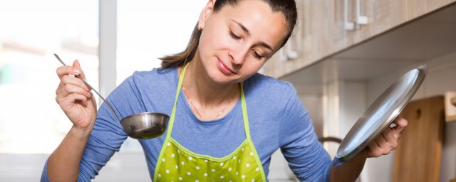 厨房纱窗如何拆下来(厨房的纱窗怎么装上去)