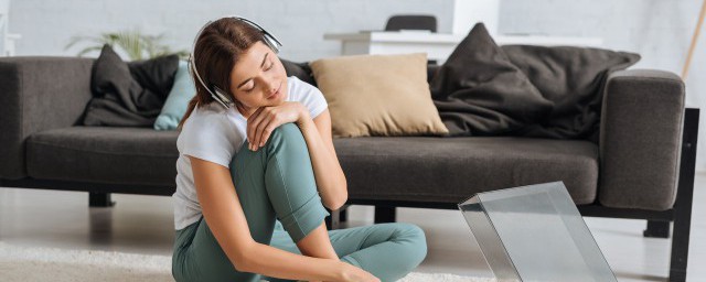 我总是一个人在联系一个人歌曲简介(我一个人是什么歌曲)