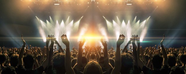 七月火把节歌曲歌词是什么(七月七日火把节歌词)