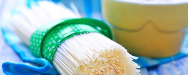 煮面条是用冷水还是热水下锅好(煮面条是冷水下锅还是热水下锅?)