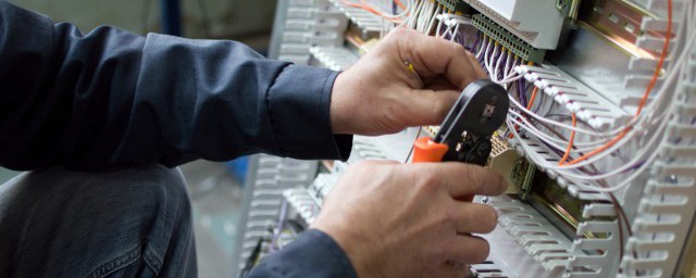 关于什么是额定电压介绍(额定电压是什么电压)