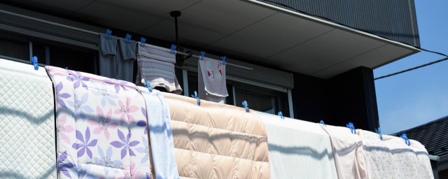 为什么被子晒了有股味道(为什么被子晒了有股味道是没有晒干吗?)