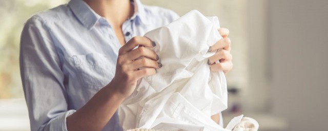 白衣服染黑了如何处理(白衣服染黑了咋办)