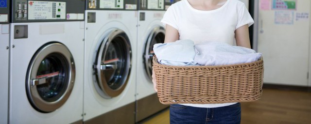 白色羽绒服如何清洗更干净(白色羽绒服如何擦洗)