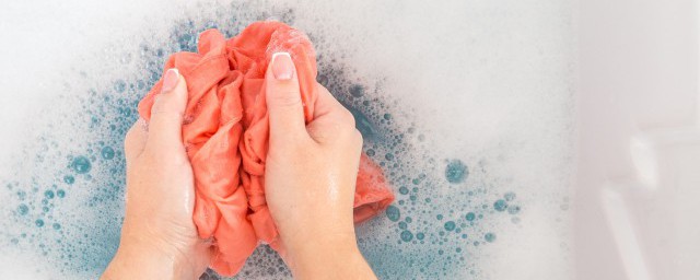 裤子上有油污怎么洗干净(裤子上有油污干洗能洗好吗)