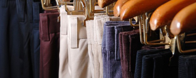 墨绿色裤子怎么搭配好看呢(墨绿色裤子的搭配)