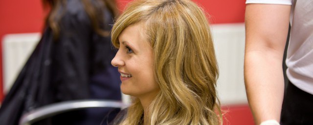 染发染重变浅的方法(染头发染浅了怎样变深)