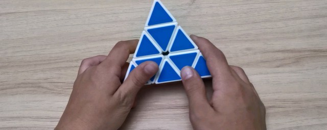 怎么还原金字塔魔方(怎么还原金字塔魔方两面)