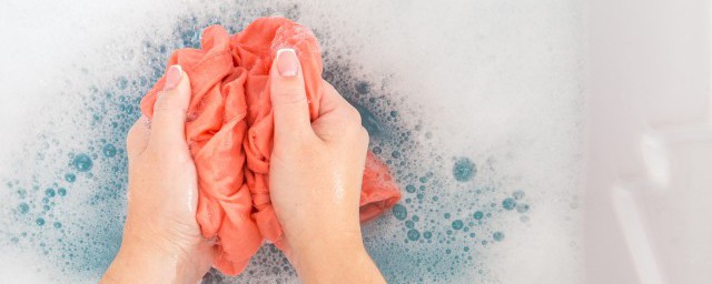 七个小技巧轻松去掉衣服上的奶渍(衣服上的奶渍能洗掉吗)