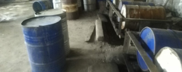 铁桶上的油污怎么清洗干净(铁油桶如何清洗)