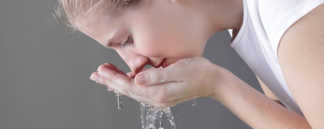 十滴水洗脸怎么用(十滴水可以用来洗脸)