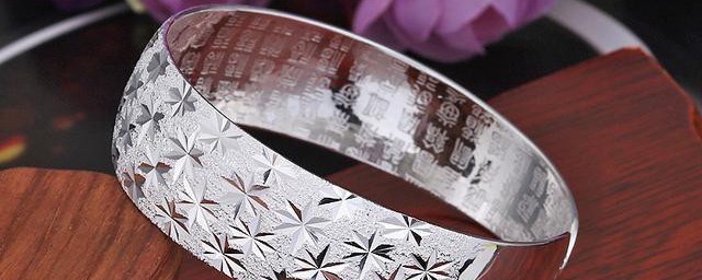 银首饰发黄如何清洗干净(银饰发黑发黄怎么清洗)