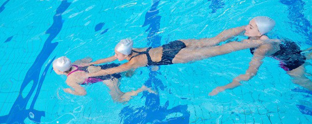 自由泳是如何换气的(自由泳从哪边换气)