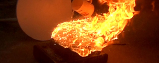 油锅着火怎么处理(油锅着火怎么处理a盖上锅盖b用水扑灭c把油倒掉)