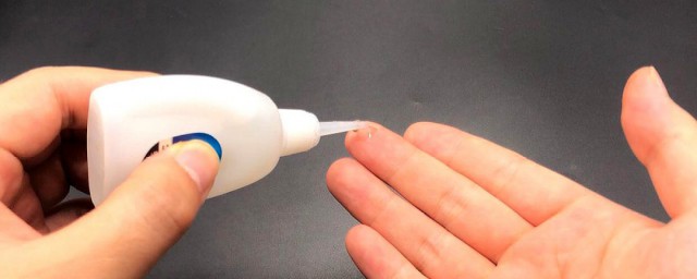 胶水粘手解决方法(胶水粘手上咋办)