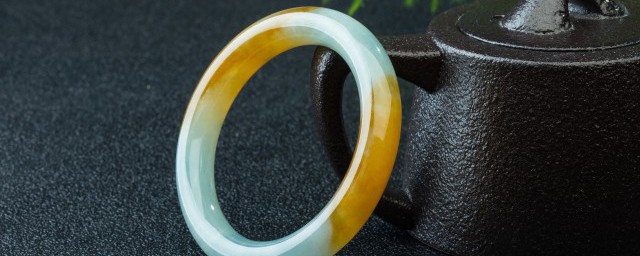 翡翠手镯清洗干净后要不要抹油(翡翠镯子上面能抹油吗)