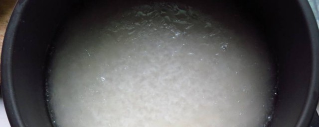 电饭煲煮饭避免米汤外溢方法(电饭煲熬粥往外溢米汤怎么回事)