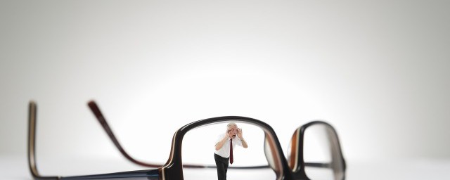 圆脸选眼镜的方法(配眼镜圆脸怎么选)