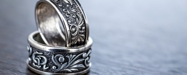 小拇指戴戒指的含义是什么(小拇指戴戒指表示什么意思)