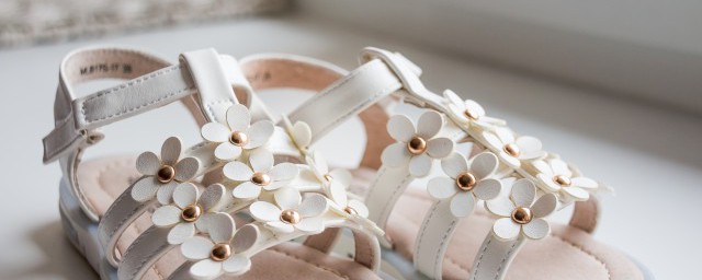 凉鞋穿久了为什么会臭(为啥凉鞋穿久了一股臭味)