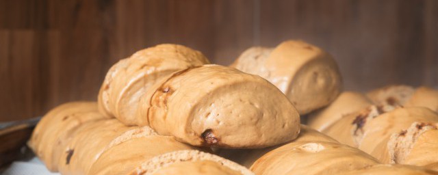 蒸出来的馒头发黄是为什么啊？(馒头蒸出来是黄的是为什么)