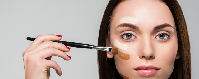 上粉底脸上为什么会搓泥(脸上用粉底液就搓泥是什么原因)