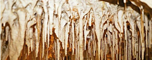 钟乳石和石笋形成的原因简单介绍(简单概括一下钟乳石和石笋的形成过程)