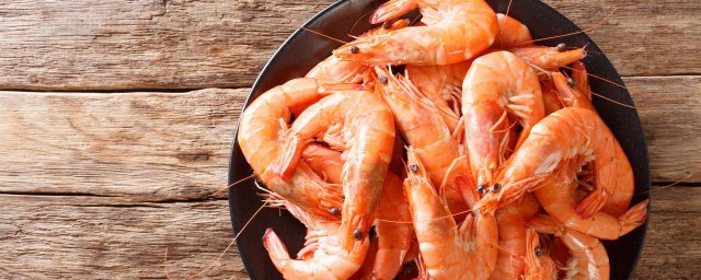 小葱米椒铺盖虾的做法步骤(青椒虾米的做法)