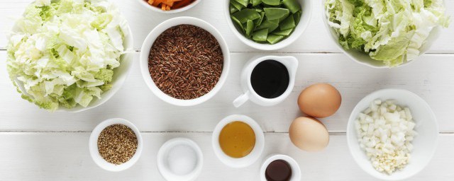 怎么挑选新鲜鸡蛋(鸡蛋如何挑选新鲜的)