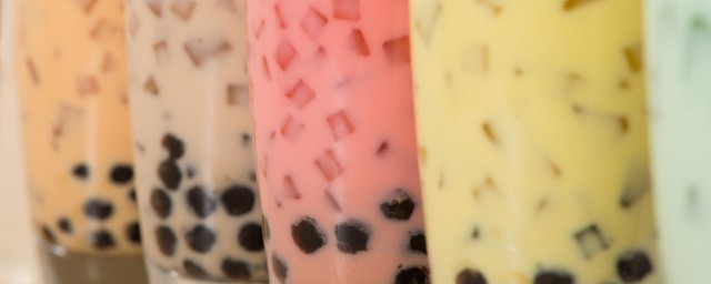 秋天的第一杯奶茶的含义(秋天的第一杯奶茶的含义:早晚都要凉,迟早都要黄)