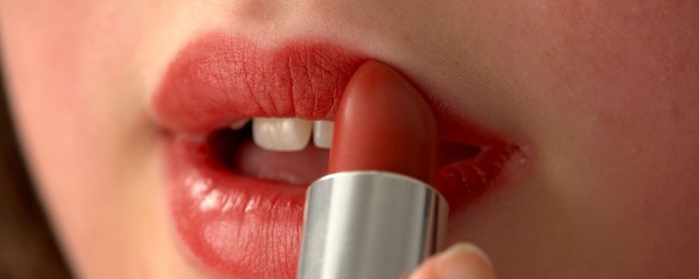 涂口红要注意哪些(口红的正确涂抹)