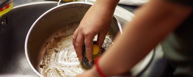 刷锅底妙招有什么(怎样刷锅底才会干净的小妙招)