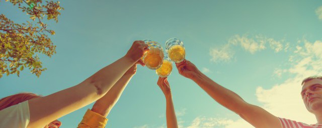 为什么啤酒会冒泡?(为什么啤酒会咝咝冒泡)