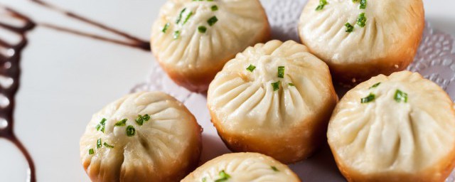 蒸包子粘纱布上怎么办(蒸包子黏住了布有什么办法)