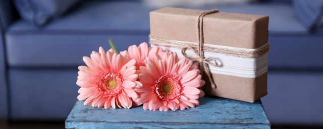 情人节送女朋友什么惊喜礼物(情人节送女朋友的礼物)