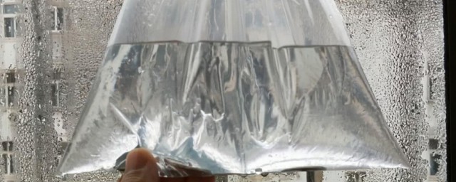 塑料袋装水烧不会破的原因(塑料袋装水能烧破吗)