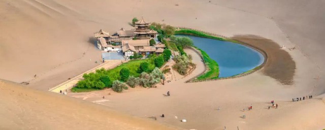 月牙泉是人工的吗(月牙泉是不是人工湖)