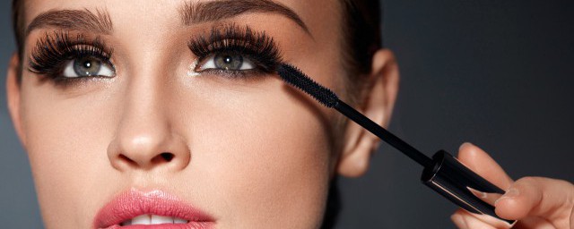 让睫毛变翘的方法(怎样使睫毛更翘)