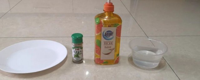 胡椒粉碰到洗洁精就会散开的原理解释(为什么胡椒粉碰到洗洁精会分开)