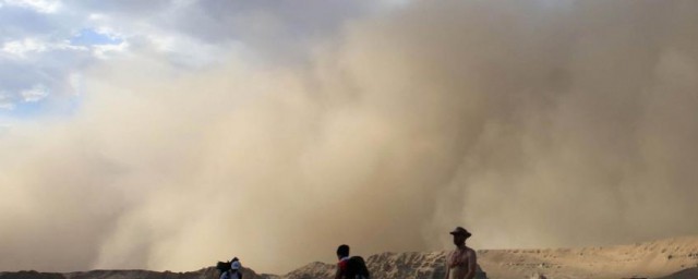 在野外遇到沙尘暴怎么办(如果遇到沙尘暴你知道怎么办吗)