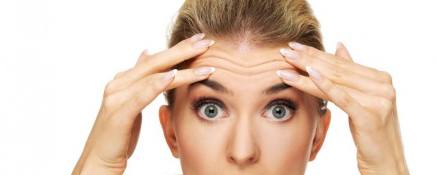 额头发亮的原因(额头光亮什么原因)