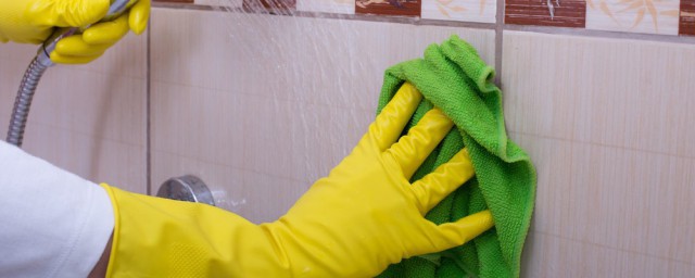 按如下方法擦墙砖又快又干净(擦瓷砖墙用什么工具擦干净)