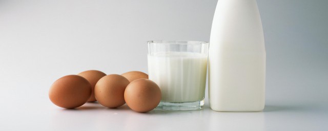 鸡蛋可以漂浮在盐水上的原因(鸡蛋为什么能在盐水里漂浮)