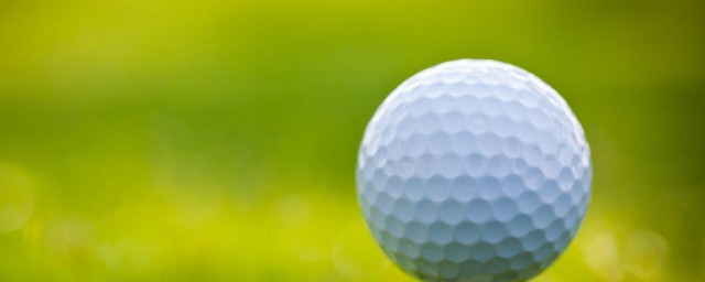 高尔夫球上为啥有小坑(高尔夫球上为什么有很多小坑)
